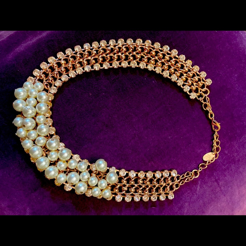 Statement necklace of rose gold with pearls